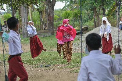 Sejumlah murid sekolah dasar berlatih tari di Sukawangi, Kabupaten Bekasi, Jawa Barat, 30 November 2020. ANTARA/Fakhri Hermansyah