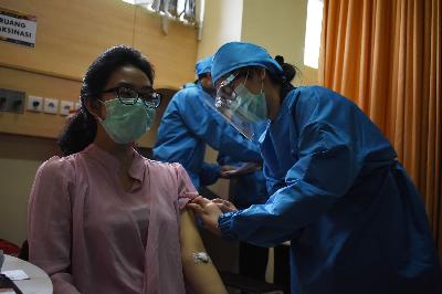 Dokter melakukan suntikan vaksin Covid-19 Sinovac saat  uji klinis tahap 3 pada relawan di RS Pendidikan Universitas Padjadjaran, Bandung, Jawa Barat, 6 Agustus 2020. TEMPO/Prima Mulia