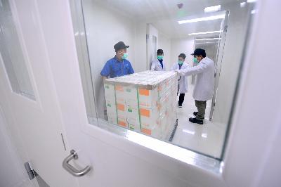 Petugas memeriksa vaksin COVID-19 di Kantor Pusat Bio Farma, Bandung, Jawa Barat, 7 Desember 2020. Reuters/Muchlis Jr/Setpres