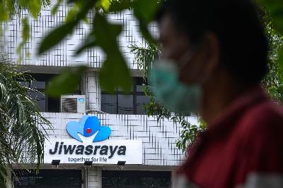 Warga melintas di Kantor asuransi Jiwasraya di Rawamangun, Jakarta, 16 Oktober 2020.  Tempo/Tony Hartawan