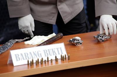 Sejumlah barang bukti dilihatkan saat keterangan pers terkait penyerangan anggota Polri di Mapolda Metro Jaya, Jakarta, 7 Desember 2020. TEMPO/M Taufan Rengganis