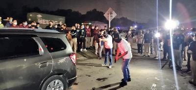 Reka adegan saat polisi mengepung mobil Chevrolet Spin berisi anggota laskar FPI di rest area KM 50, Karawang, Jawa Barat, Senin, 14 Desember 2020. Tempo/Rosseno Aji