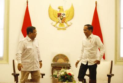 Presiden Joko Widodo (kanan) dan Prabowo Subianto di Istana Merdeka, Jakarta, Oktober 2019. TEMPO/Subekti