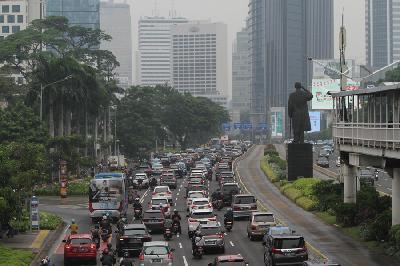 Kawasan perkantoran pada masa PSBB transisi di Jalan Jenderal Sudirman, Jakarta, 23 November lalu.