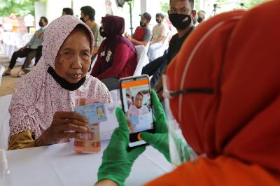 Petugas memotret warga yang menerima bantuan sosial di Kantor Desa Manyeti, Kabupaten Subang, Jawa Barat, 5 November 2020. ANTARA/Fajar Choerul-Biro Humas Kemensos

