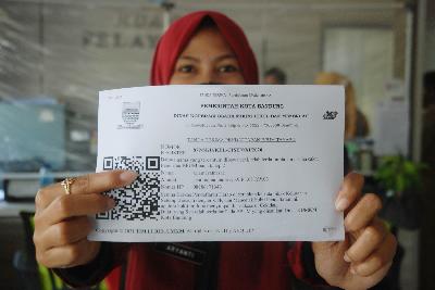 Warga usai mendaftar Bantuan Langsung Tunai pelaku industri sektor UMKM di kantor Kelurahan Cisaranten Endah, Bandung, Jawa Barat, 16 November 2020. TEMPO/Prima Mulia
