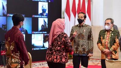 Presiden Joko Widodo dalam penyerahan kompensasi bagi korban tindak pidana terorisme masa lalu yang digelar di Istana Negara, Jakarta, pada Rabu, 16 Desember 2020. BPMI Setpres/Muchlis Jr.