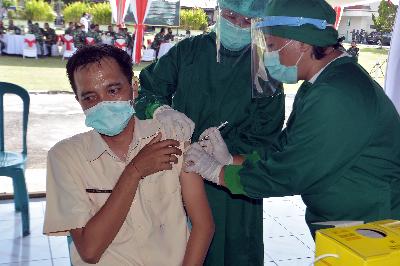 Simulasi pemberian vaksin COVID-19 kepada seorang Aparatur Sipil Negara (ASN) di lingkungan Kodam IX Udayana, Denpasar, Bali, 10 Desember 2020.  ANTARA/Nyoman Hendra Wibowo