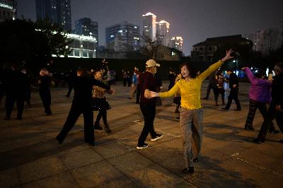 Warga berdansa saat malam di taman, Wuhan, Hubei, Cina, 11 Desember 2020. REUTERS/Aly Song