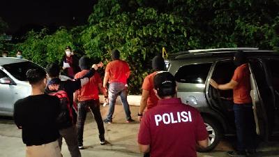 Rekonstruksi yang dilakukan Bareskrim di TKP 1 kasus penembakan enam laskar FPI di Jalan Internasional Karawang Barayang, Karawang, Jawa Barat, 14 Desember 2020. Tempo/Rosseno Aji