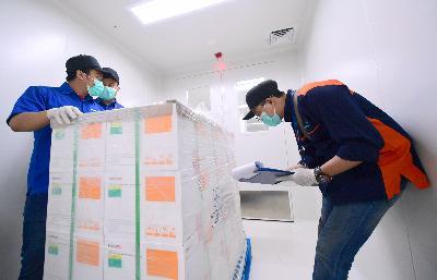 Petugas memeriksa vaksin COVID-19 di Kantor Pusat Bio Farma, Bandung, Jawa Barat, 7  Desember 2020. Reuters/Muchlis Jr/Setpres