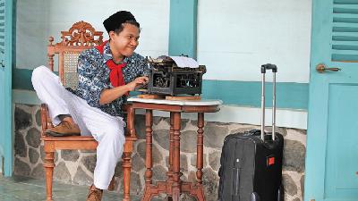 Jeihan Angga, Penulis Skenario film "Mekah I'm Coming", di Sleman, Yogyakarta, Senin (14/12). TEMPO/Gunawan Wicaksono