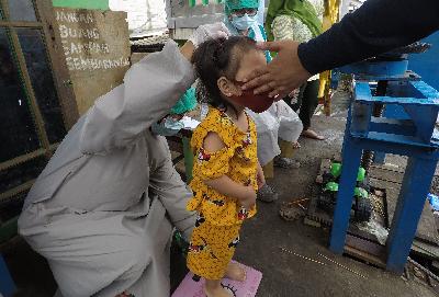 Balita melakukan cek kesehatan di Posyandu Darurat, Kampung Pulo, Jakarta, 8 Desember 2020. TEMPO/Subekti