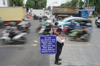 Petugas Dishub mengatur lalu lintas di Kawasan Kota Tua, Jakarta, 18 Desember 2020. TEMPO/Muhammad Hidayat