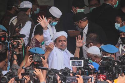 Imam Besar Front Pembela Islam (FPI) Muhammad Rizieq Shihab saat tiba di Mapolda Metro Jaya, Jakarta, 12 Desember 2020. TEMPO/Hilman Fathurrahman W