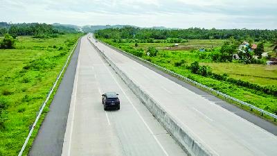 Jalan Tol Trans Sumatera yang membelah perkebunan di Lampung Selatan, 12 Desember 2020. Agus Susanto