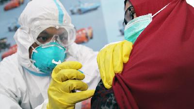 Petugas kesehatan menyuntikan vaksin COVID-19 saat simulasi pelayanan vaksinasi di Puskesmas Kemaraya, Kendari, Sulawesi Tenggara, 18 Desember 2020. ANTARA /Jojon