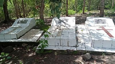 Makam leluhur warga Suku Rendu yang akan terkena gusur akibat pembangunan Waduk Lambo di Rendu Malapoma, Nusa Tenggara Timur. TEMPO/Jhon Seo