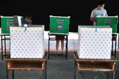 Warga mengikuti pemilu di tempat pemungutan suara di Provinsi Chonburi, Thailand, 20 Desember 2020. REUTERS/Chalinee Thirasupa