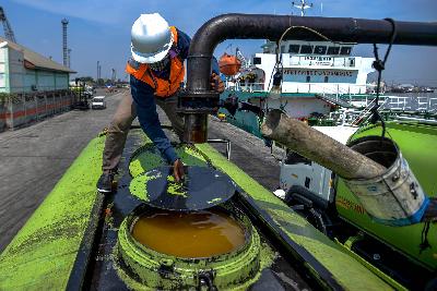 Pekerja melakukan pengisian minyak goreng dari Crude Palm Oil (CPO) di Pelabuhan Tanjung Priok, Jakarta, 24 Jui 2020. Tempo/Tony Hartawan