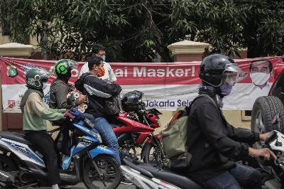 Spanduk anjuran memakai masker dalam upaya pencegahan Covid-19 di kawasan Lebak Bulus, Jakarta, 18 Desember 2020. TEMPO/M Taufan Rengganis
