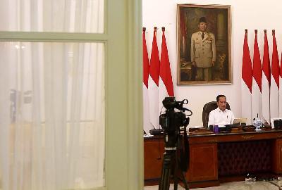 Presiden Joko Widodo pada rapat telekonferensi membahas kebijakan kelautan Indonesia di Istana Merdeka, Jakarta, 19 Maret 2020. Dokumentasi BPMI Setpres/Muchlis Jr