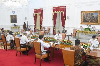Presiden Joko Widodo bersama para menteri pada rapat terbatas untuk membahas laporan Komite Penanganan Covid-19 dan Pemulihan Ekonomi Nasional di Istana Merdeka, Jakarta, 30 November 2020. Dokumentasi BPMI Setpres/Rusman