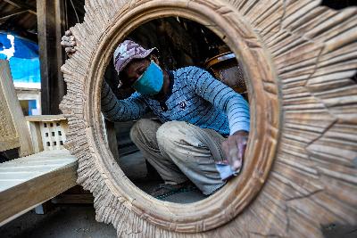 Pekerja menyelesaikan pembuatan furnitur kayu jati di kawasan Pondok Bambu, Jakarta, Senin, 8 Oktober 2018. TEMPO/Tony Hartawan