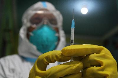 Petugas kesehatan mempersiapkan vaksin COVID-19 saat simulasi pelayanan vaksinasi di Puskesmas Kemaraya, Kendari, Sulawesi Tenggara, 18 Desember 2020. ANTARA/Jojon