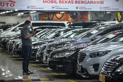 Suasana penjualan mobil bekas di Bursa Mobil Bekas Mangga dua, Jakarta, 21 Desember 2020.  Tempo/Tony Hartawan