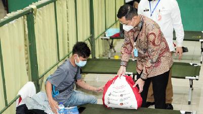 Social Affairs Minister Juliari Batubara handing out social aid to people impacted by the Covid-19 pandemic at a temporary shelter in Tanah Abang, Jakarta, last June. TEMPO/Hilman Fathurrahman W
