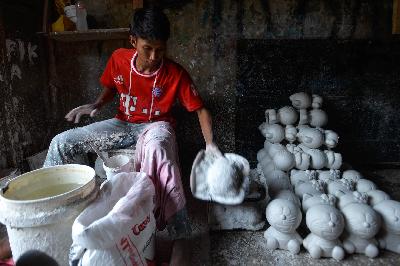 Pembuatan celengan boneka berbahan gypsum di kawasan Kalimalang, Jakarta, 14 Oktober 2020. Tempo/Tony Hartawan