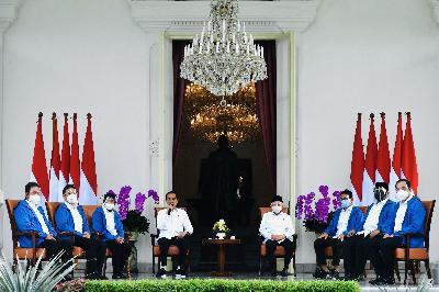 Presiden Joko Widodo didampingi Wapres Ma'ruf Amin mengumumkan enam orang calon menteri baru di Kabinet Indonesia Maju Jilid 2 di Istana Merdeka, Jakarta, 22 Desember 2020. ANTARA/Setpres/Laily Rachev