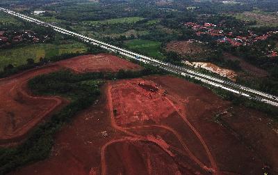 Proyek pembangunan Kawasan Subang Smartpolitan di samping Tol Cipali di Kabupaten Subang, Jawa Barat, 18 November 2020. ANTARA/Raisan Al Farisi