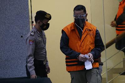 Juliari P Batubara (kanan) setelah menjalani pemeriksaan di gedung KPK, Jakarta, 6 Desember.  TEMPO/M Taufan Rengganis