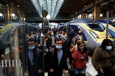 Penumpang tiba di terminal Eurostar, stasiun kereta Gare du Nord, di tengah pandemi penyakit coronavirus (COVID-19), di Paris, Prancis, 23 Desember 2020. REUTERS/Benoit Tessier

