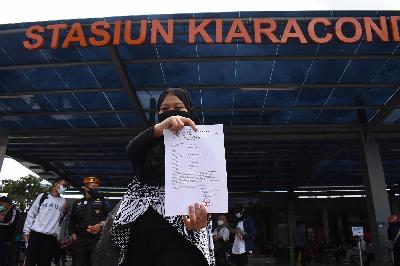 Penumpang kereta menunjukan surat hasil rapid test antigen di Stasiun Kiaracondong, Bandung, Jawa Barat, 22 Desember 2020. TEMPO/Prima Mulia