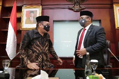 Menteri Agama Yaqut Cholil Qoumas (kanan) berbincang  dengan mantan Menteri Agama sebelumnya Fachrul Razi saat serah terima jabatan di Kantor Kemenag, Jakarta, 23 Desember 2020. ANTARA/Humas Kemenag