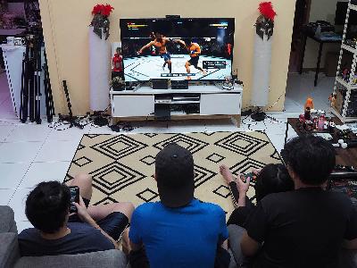 Pengulas video game The Lazy Monday bermain game di Jakarta, 2 Juli 2020. TEMPO/Nurdiansah