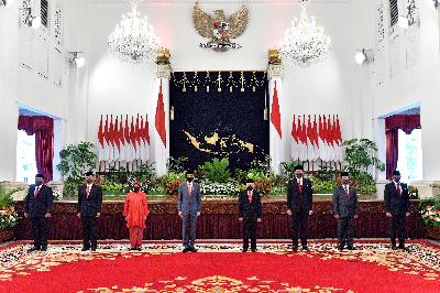 Presiden Joko Widodo didampingi Wakil Presiden Ma'ruf Amin beserta menteri yang baru dilantik di Istana Negara Jakarta, 23 Desember 2020. Setpres/Agus Suparto