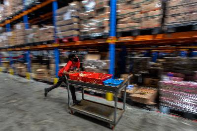 Pekerja menyortir barang pesanan konsumen jelang 12.12 di Warehouse JD.ID, Marunda, Kabupaten Bekasi, Jawa Barat, 11 Desember 2020. Tempo/Tony Hartawan