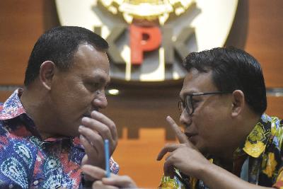 Ketua KPK, Firli Bahuri (kiri) dan juru bicara KPK, Ali Fikri di gedung Komisi Pemberantasan Korupsi, Jakarta, 18 Januari 2020. TEMPO/Imam Sukamto