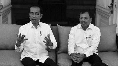 Presiden Joko Widodo (kiri) didampingi Menteri Kesehatan Terawan Agus Putranto menyampaikan konferensi pers terkait virus corona di Istana Merdeka, Jakarta, Senin, 2 Maret 2020. ANTARA/Sigid Kurniawan