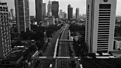 Suasana jalan Jenderal Sudirman yang lengang karena PSBB di Jakarta Pusat, Jumat (10/4/2020). ANTARA FOTO/Sigid Kurniawan