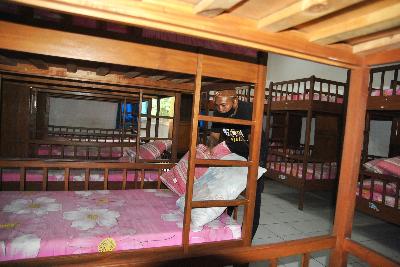 Petugas menyiapkan kamar untuk rumah sakit darurat di wisma atlet Kota Bogor, GOR Pajajaran, Bogor, Jawa Barat, 23 Desember 2020. ANTARA/Arif Firmansyah