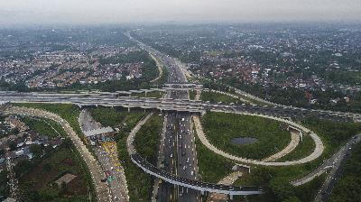 Pembangunan infrastruktur jalan tol Cimanggis-Cibitung yang merupakan Proyek Strategis Nasional di Depok, Jawa Barat, 8 November 2020. ANTARA/Fakhri Hermansyah
