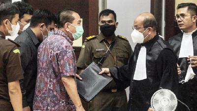 Terdakwa kasus pemalsuan surat jalan Djoko Sugiarto Tjandra usai menjalani sidang putusan di Pengadilan Negeri Jakarta Timur, 22 Desember 2020. TEMPO / Hilman Fathurrahman W