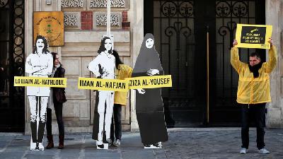 Demonstran dari Amensty Internasional menuntut pembebasan aktivis perempuan Arab Saudi, Loujain al-Hathloul, Eman al-Nafjan, dan Aziza al-Yousef di depan Kedutaan Besar Arab Saudi, di Paris, Prancis, Maret 2019. Reuters/Benoit Tessier