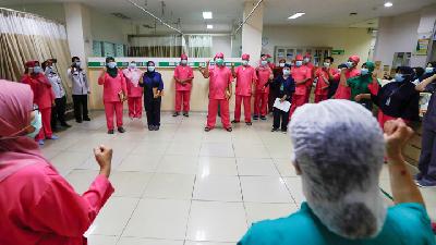 Dokter dan perawat melakukan briefing sebelum menanganin pasien Covid-19, di Rumah Sakit Persahabatan, Jakarta, Mei 2020. REUTERS/Willy Kurniawan