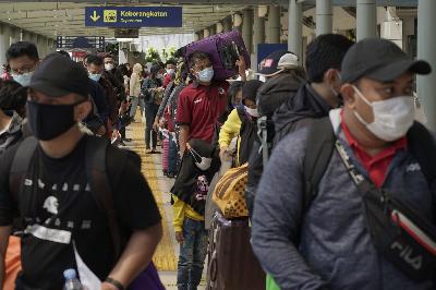 Calon penumpang mengantre masuk di Stasiun Pasar Senen, Jakarta, 25 Desember 2020. TEMPO/Muhammad Hidayat
